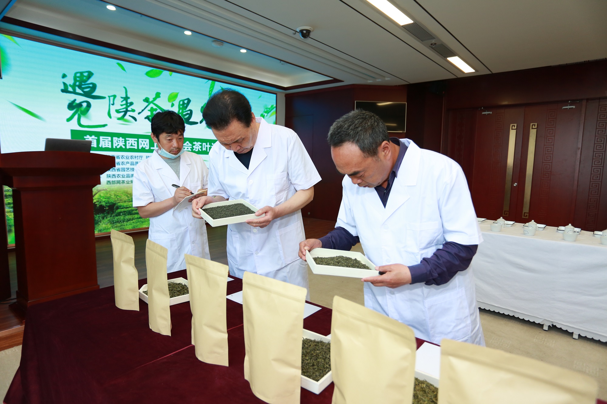 5月16日,陕茶专家对参评茶叶盲评评审现场 5月16日,陕茶专家对参评茶叶盲评评审现场